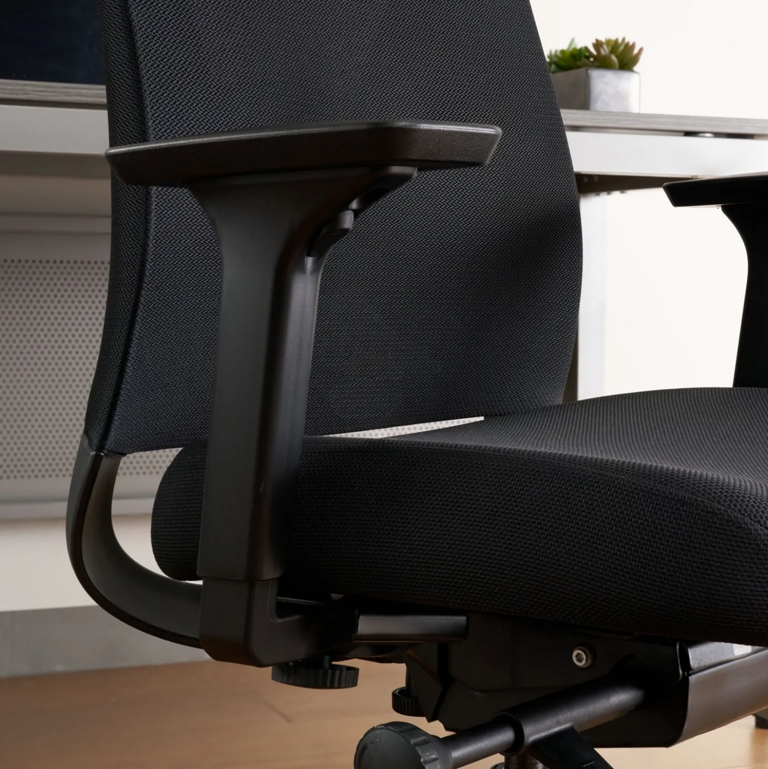 Tux Multifunctional Manager Chair